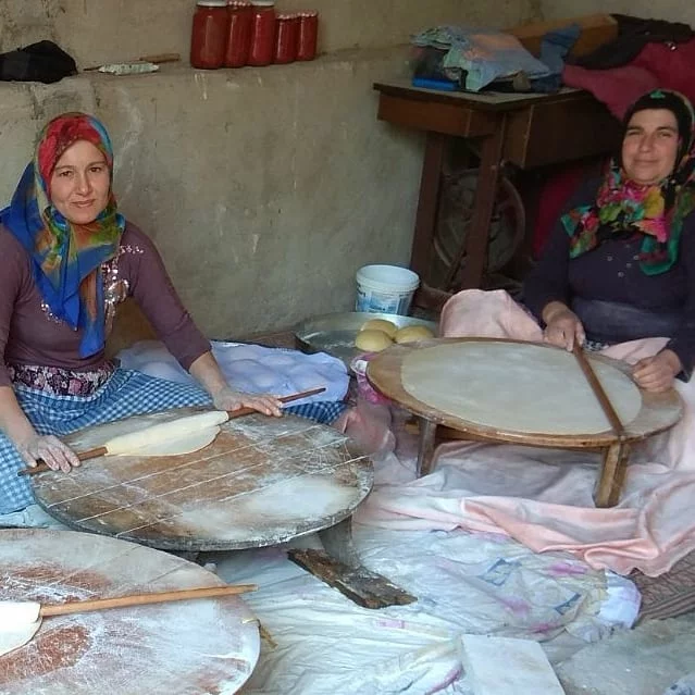 eriştelik hamur açan kadınlar